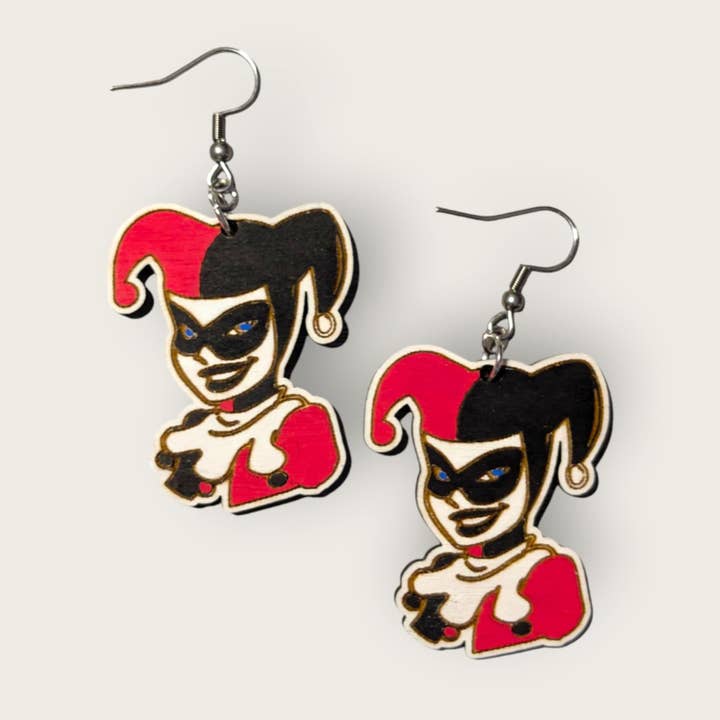 Harley Quinn håndmalede træ dingle øreringe for engroshandel hos Moon Child Trinkets