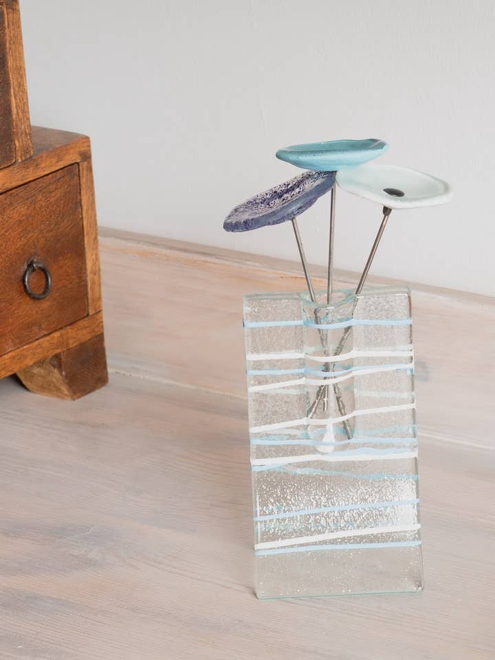 Piccolo vaso 8x13 cm con strisce e 3 piccoli fiori azzurri per la vendita all'ingrosso da parte di CARNEOL GLASS