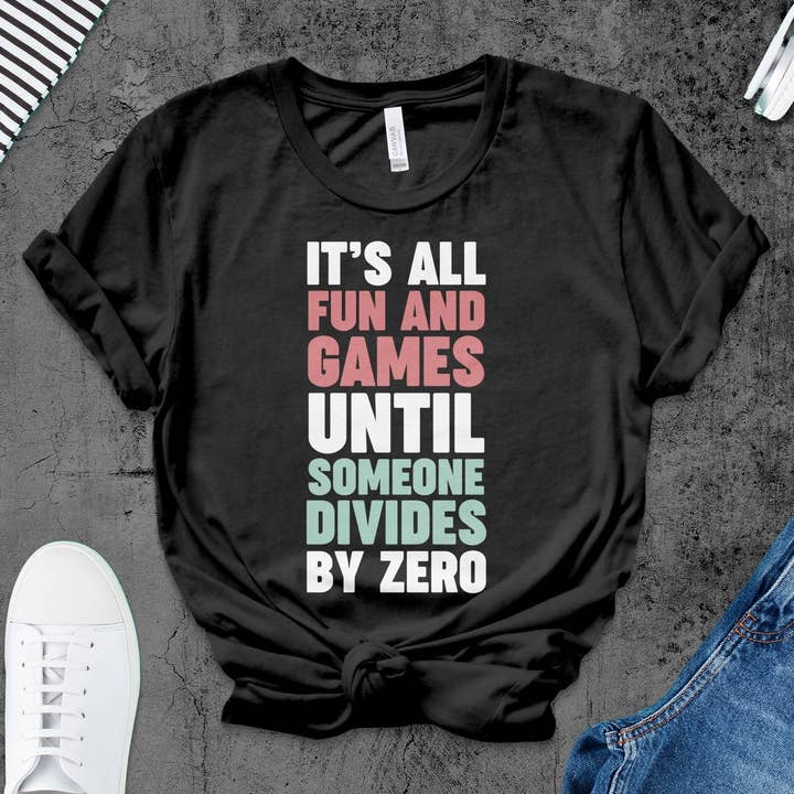Fun and Games Someone Divides T-shirt, T-shirt met casual typografie, uniseks statementshirt, modieuze top met grafische tekst, T-shirt van zacht katoen voor wholesale door FreakyTeeFactory