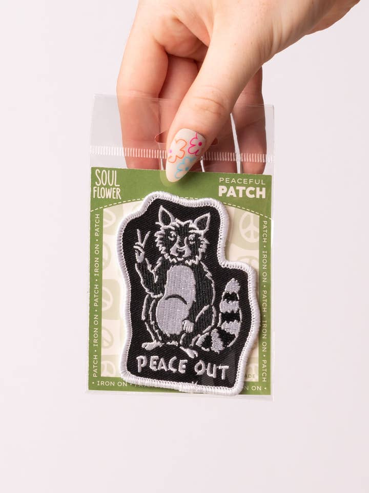 Patch thermocollant raton laveur Peace Out - Patches hippie pour la vente par Soul Flower