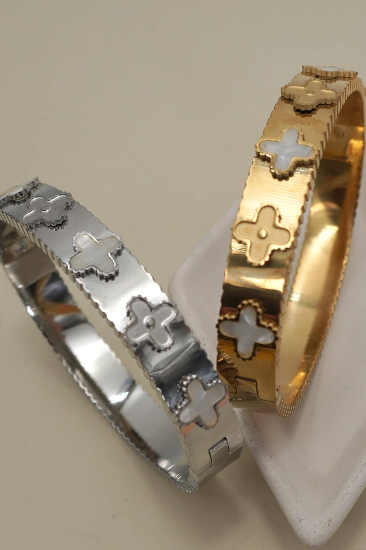 JOSSLYN by wall to wall - Venta al por mayor Brazalete - PULSERA DE ACERO INOXIDABLE IMPERMEABLE DE 18K QUE NO SE DESLUSTRA | 40B51573