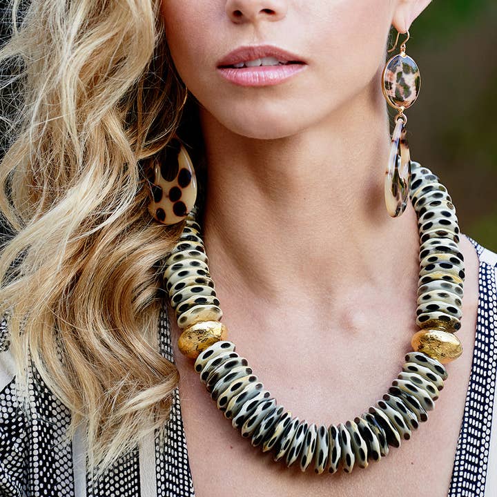 Gouden accent ketting met dierenprint voor wholesale door Cielo Moon x Devon Leigh