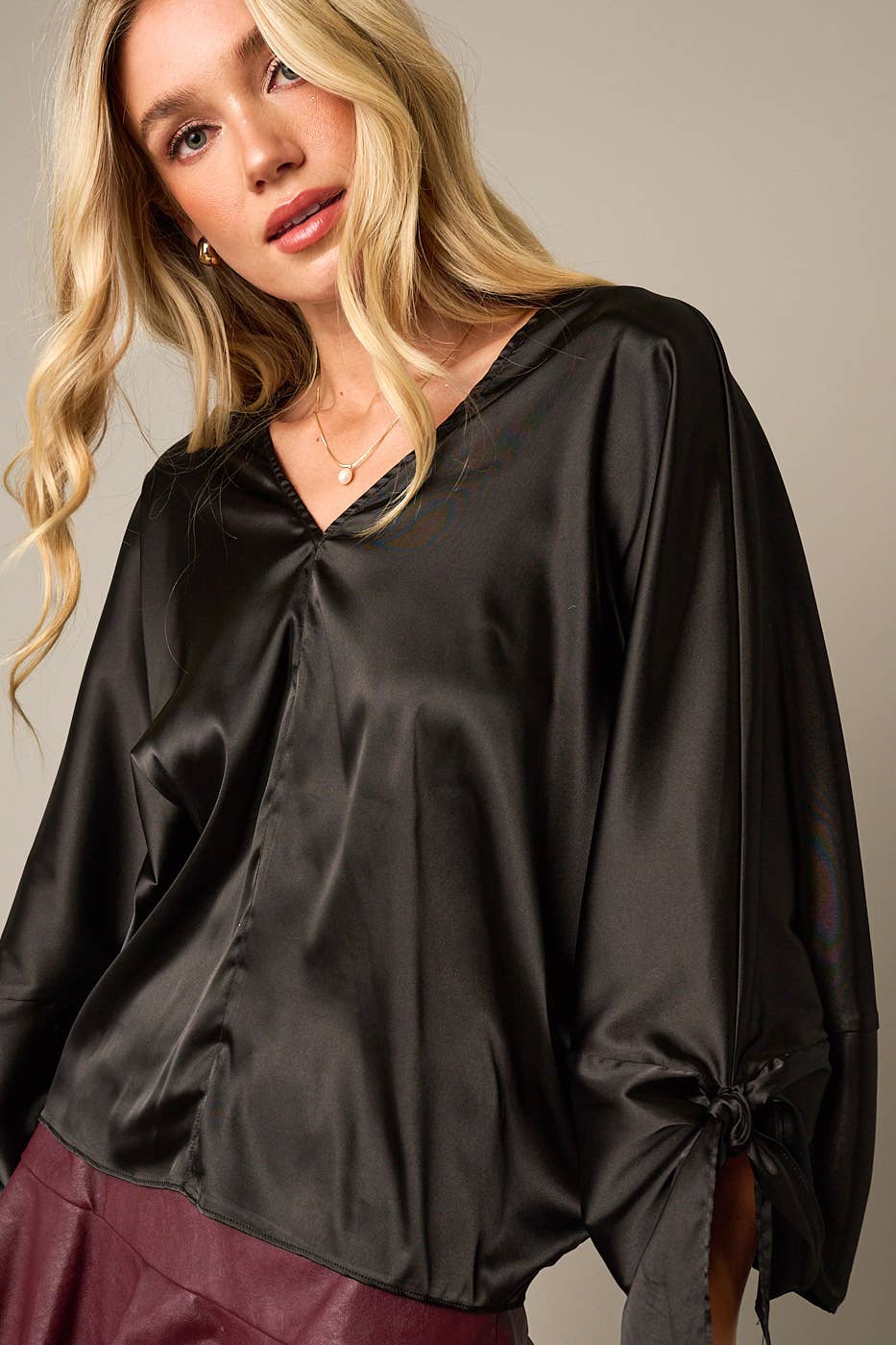mittoshop - Vente Chemisier – femme - BLOUSE EN SATIN À MANCHES LONGUES AVEC DÉTAIL NŒUD ET COL EN V19