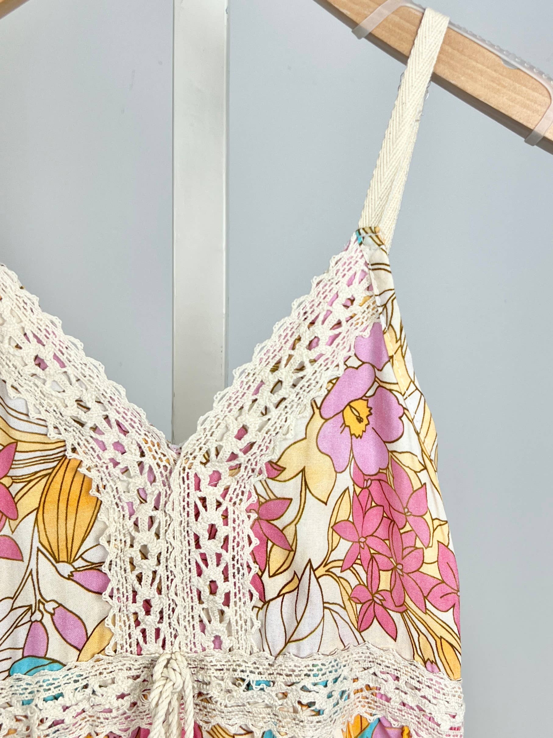 MINI MIGNON PARIS – wholesale Dress – Kids – Bohemian floral dress with lace and adjustable straps for girls2