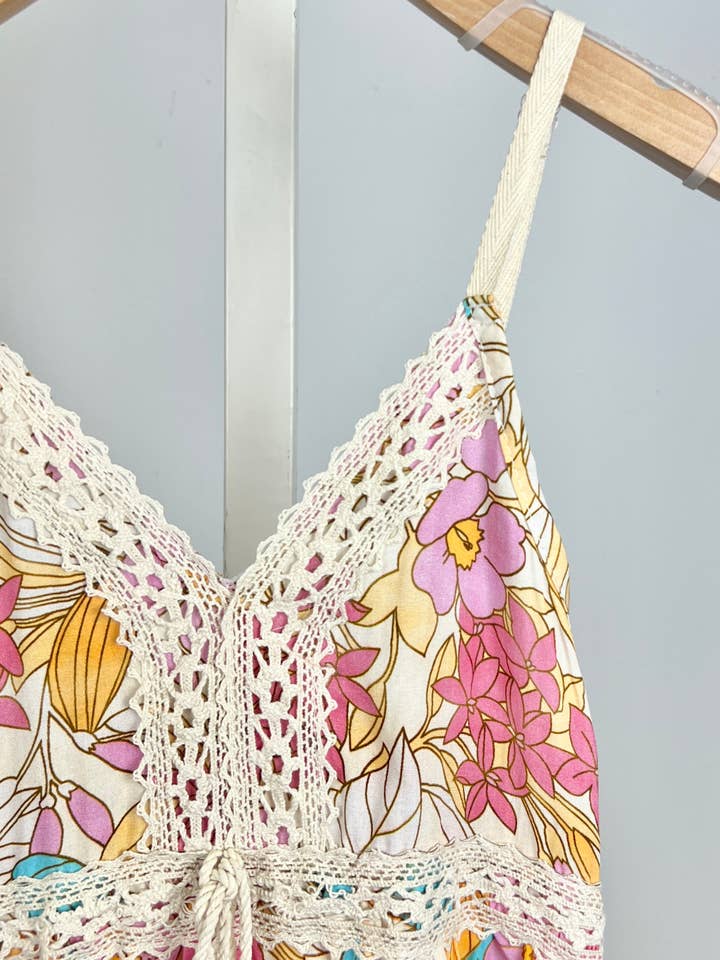 MINI MIGNON PARIS – Großhandel Kleid – Kinder – Boho-Blumenmuster Kleid mit Spitze und verstellbaren Trägern für Mädchen2