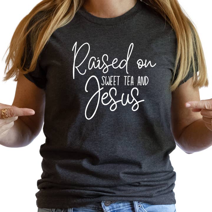 Aufgewachsen mit Süßtee und Jesus T-Shirt - Südliches christliches Grafik-Tee - Glaubensbasiertes Shirt - Süßtee und Jesus Geschenk für Frauen für den Großhandel von Epic Life - Designed
