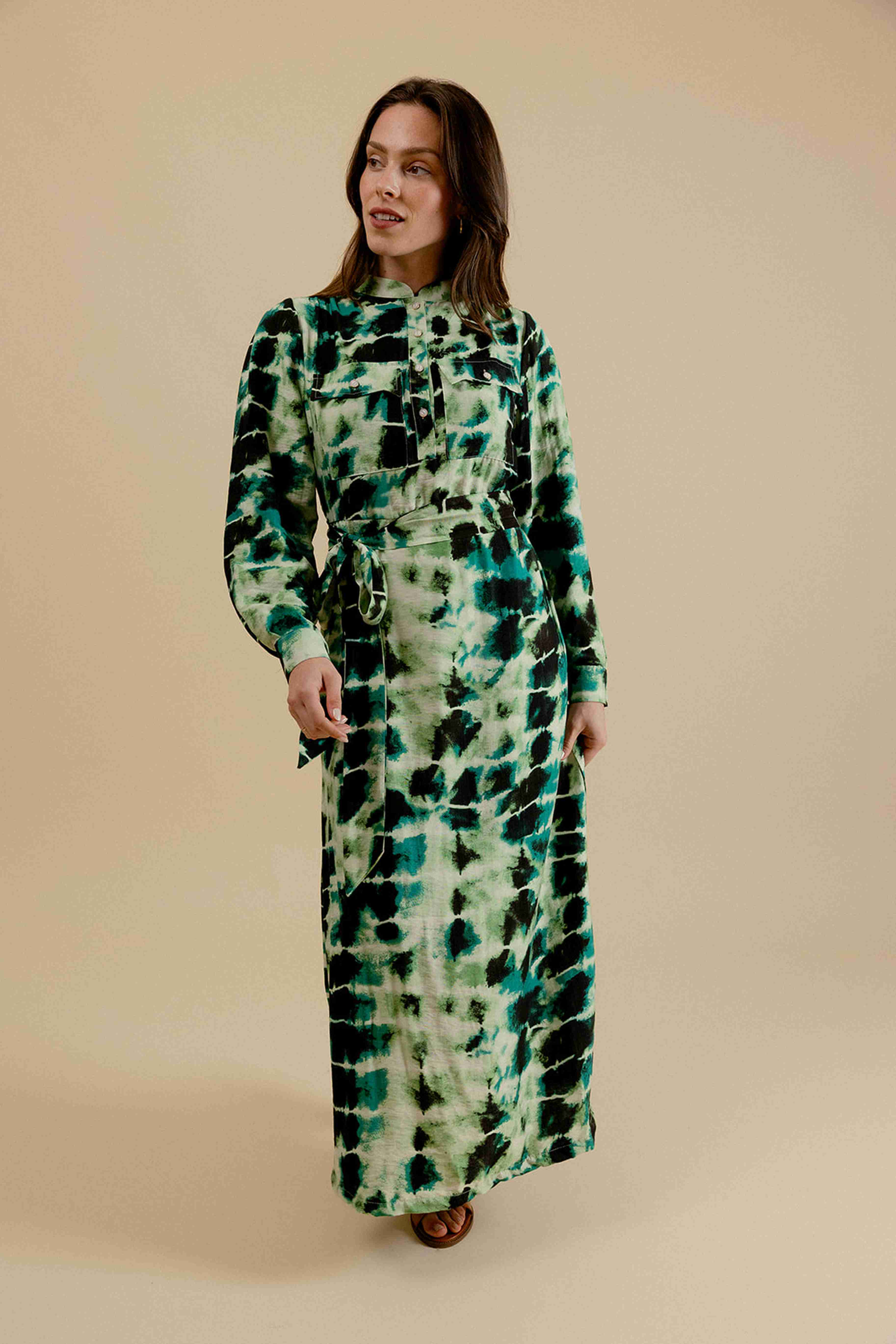 EMILIE K - Vendita all'ingrosso Vestito - Donna - Abito midi MARLENE con stampa tie-dye, colletto alla coreana e bottoni2