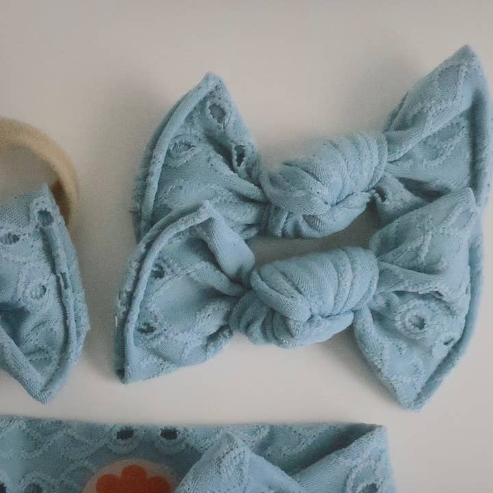 Vintage blå spets BloomCLIPS eller nylonhårband för wholesale av Bloom Headwraps