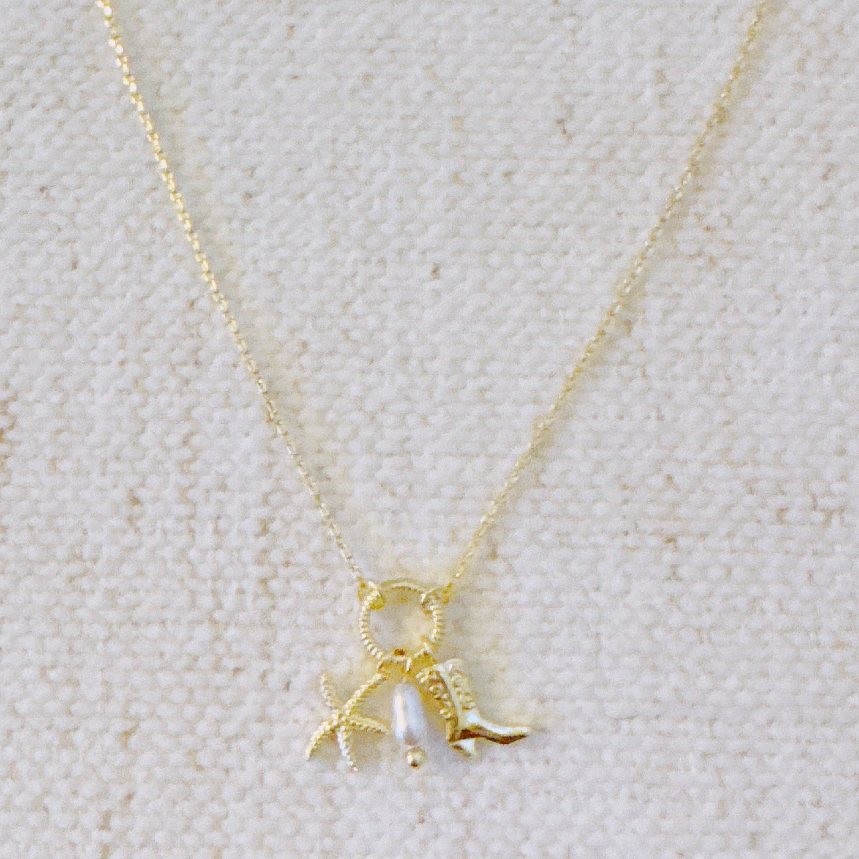 Ellison+Young - Wholesale Halskettinghanger - Kust Cowgirl Ketting – Goudkleurige Ketting met Zeester en Westernlaars Bedels1