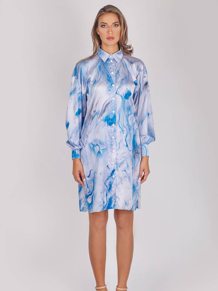 Langes Satinhemd mit zartem Aquarelldruck in Blau für den Großhandel von Maison BOGOMIL