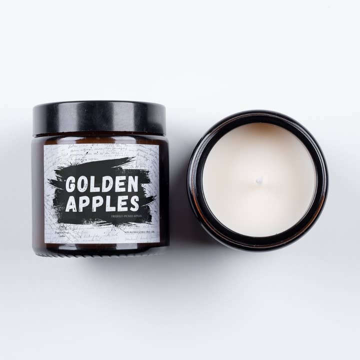 Bougie de soja littéraire Golden Apples (pommes juteuses) pour la vente par Misplaced Muse Creative