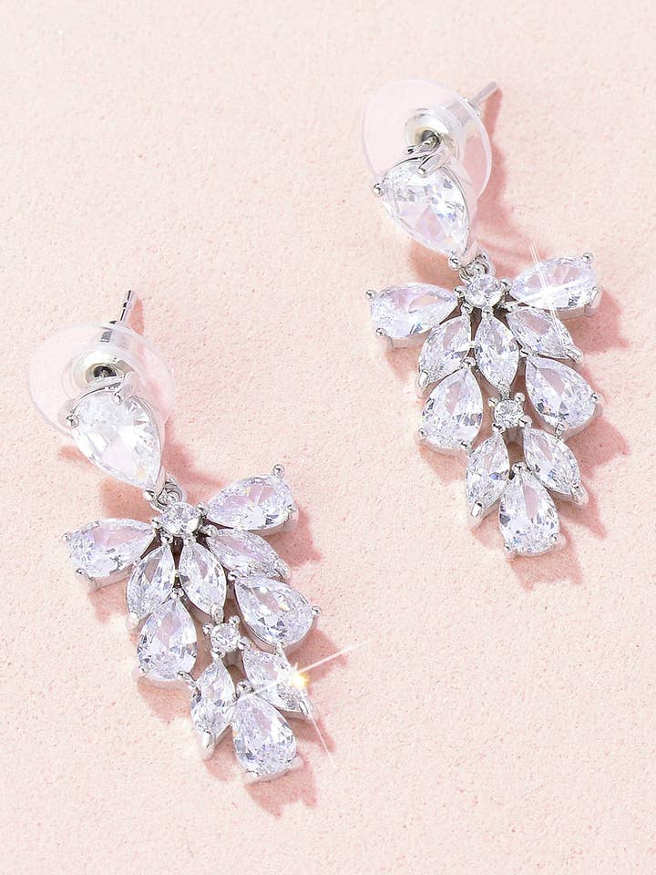 Boucles d'oreilles Mara CZ pour la vente par Heirloom Bridal Company