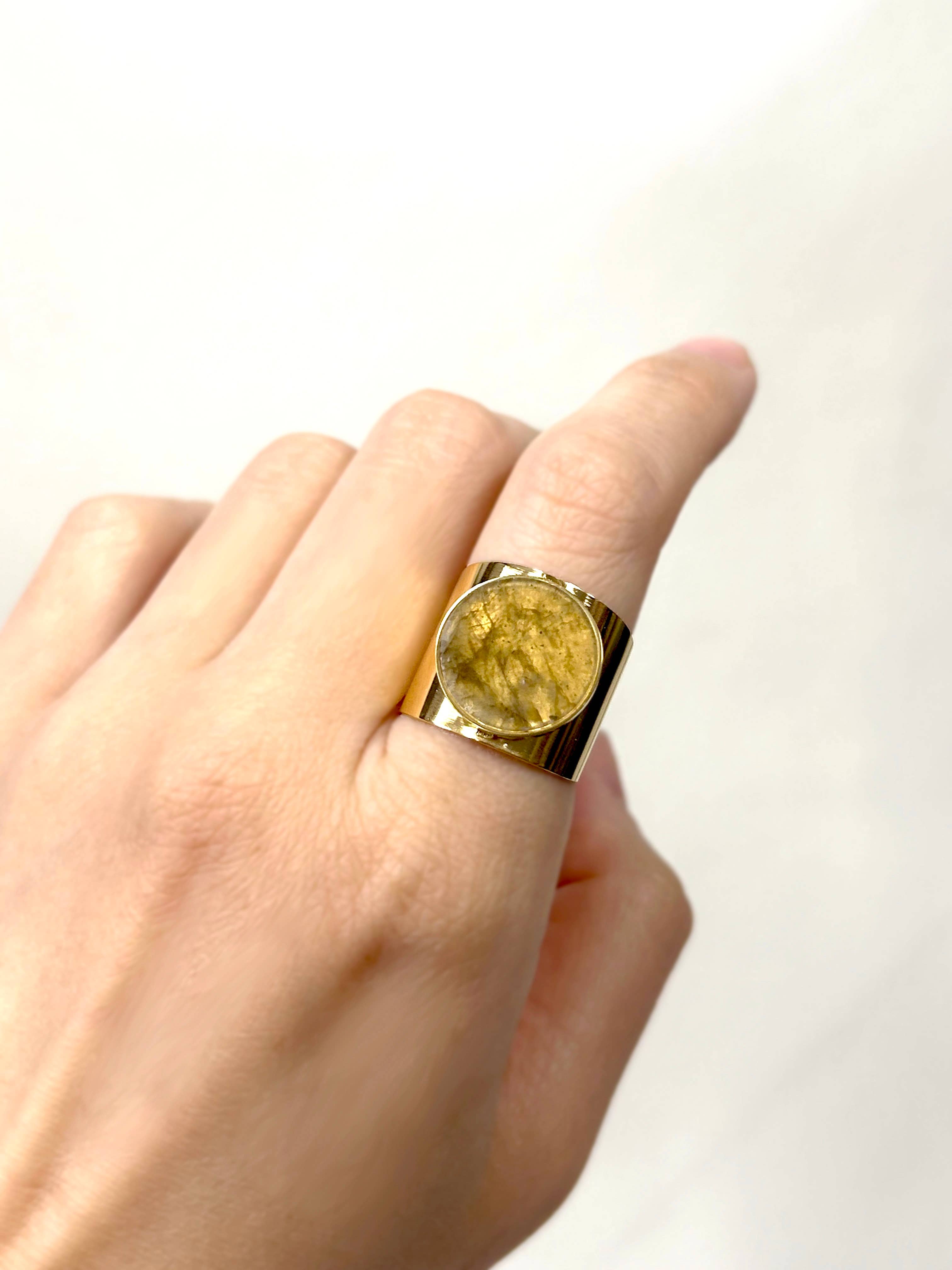 Cassette Barcelona – Engroshandel Statementring – Auri-ring med mineralsten3