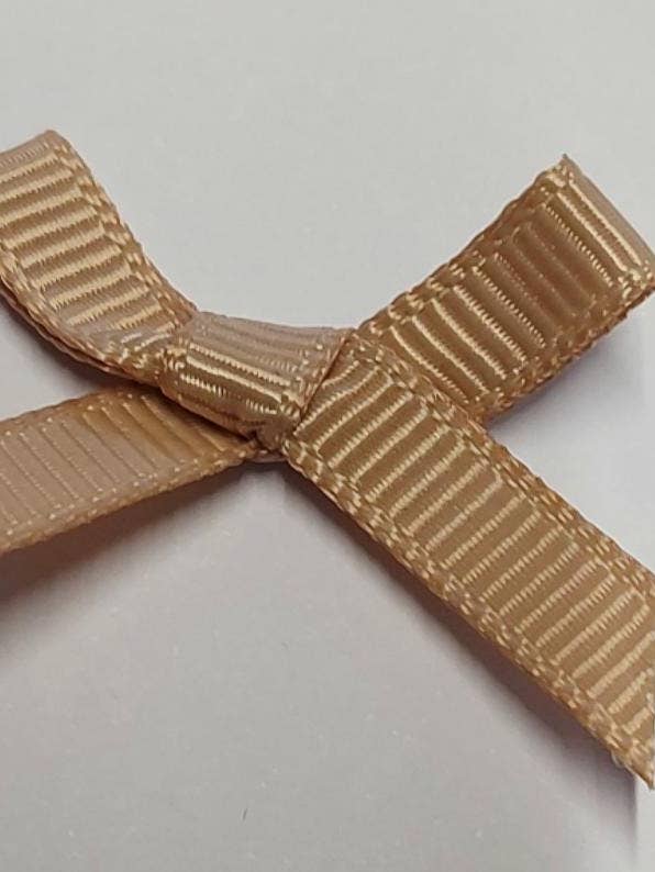 10 nœuds de ruban beiges de 3 cm. pour la vente par House of Haugh Craft Supplies