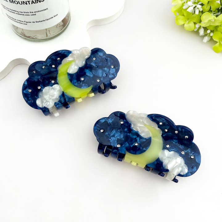 Blu Clip per capelli in acetato con strass a forma di luna e nuvola sotto il cielo stellato. in vendita all'ingrosso su Faire5