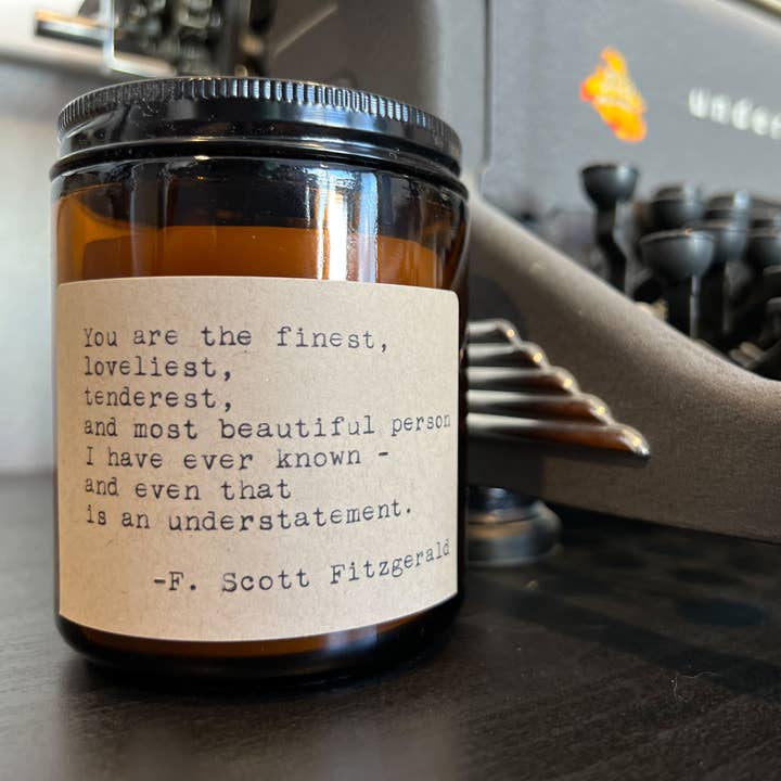 Letters With Impact – wholesale Burkljus – F. Scott Fitzgerald Citat Ljus | Vintage Skrivmaskin