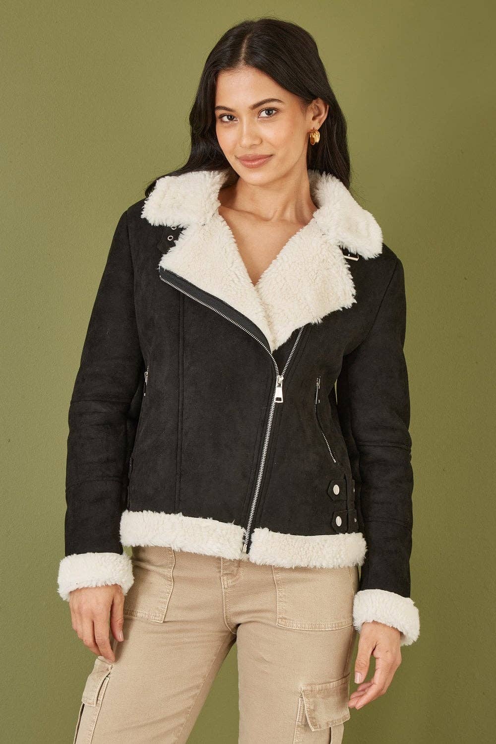 Svart Yumi svart bikerjacka i fuskmocka och fuskpäls för wholesale på Faire5