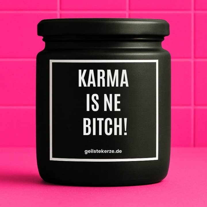 (Kopie) Vegan biologische kaars met spreuk – KARMA IS EEN BITCH! voor wholesale door geilstekerze