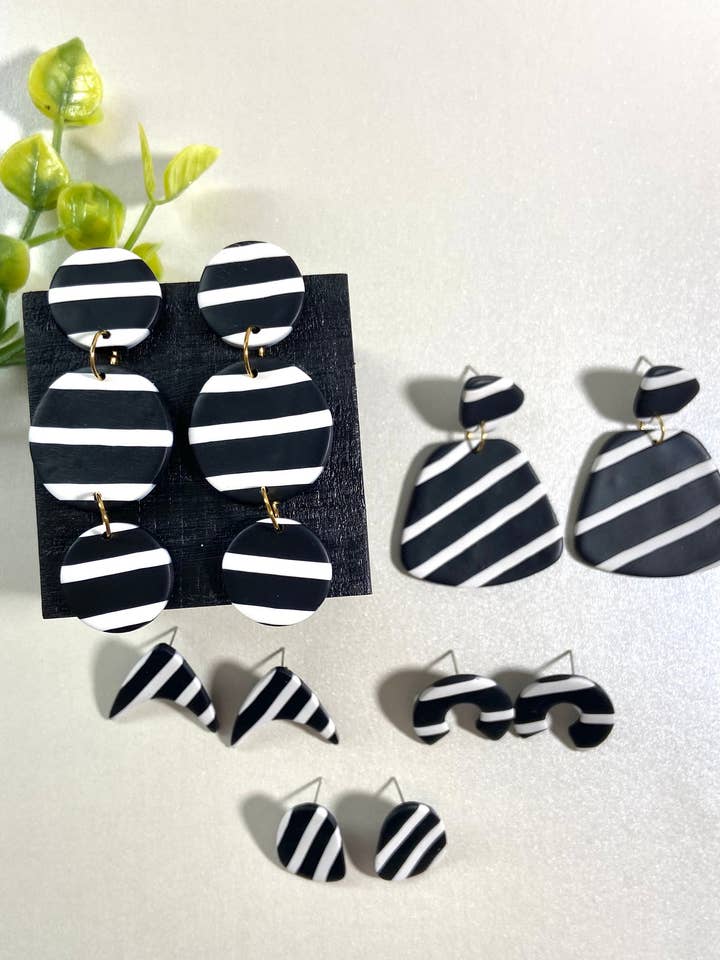 Boucles d'oreilles en argile polymère, boucles d'oreilles en argile faites à la main, rayures noires et blanches, boucles d'oreilles, boucles d'oreilles pendantes, légères, rétro pour la vente par Miles and Milo Polymer Clay Collection