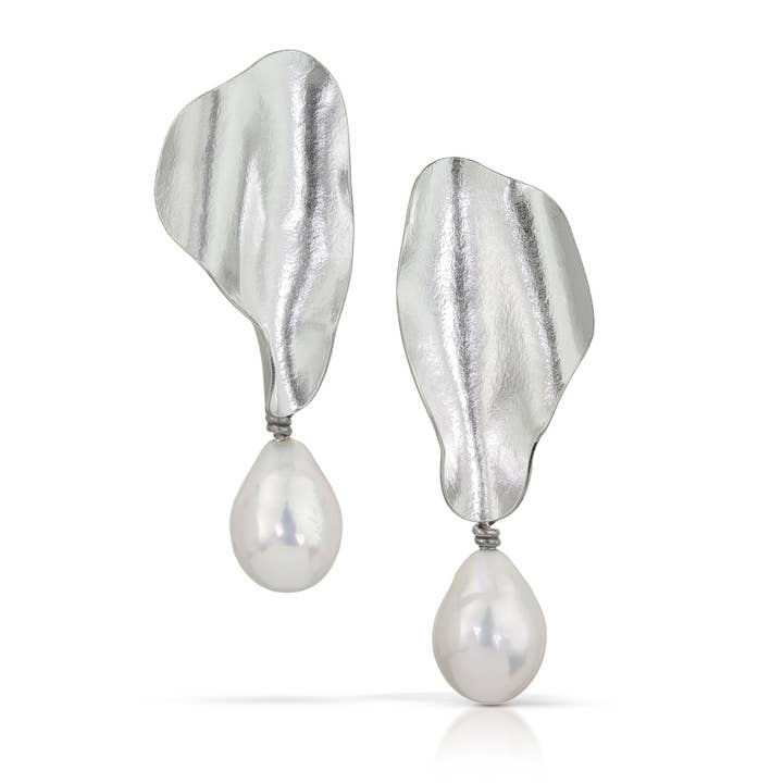 Boucles d'oreilles en perles Wave of Grace pour la vente par Suzanne Schwartz Jewelry