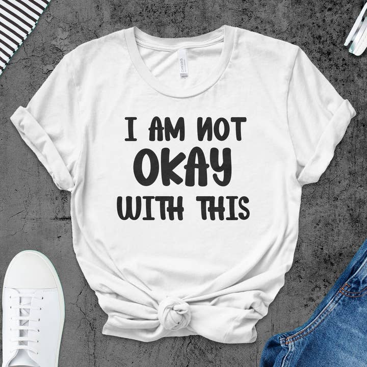 T-shirt drôle avec citation sarcastique « I am not okay with this », unisexe décontracté, cadeau pour ami, vêtement hipster humoristique pour la vente par FreakyTeeFactory