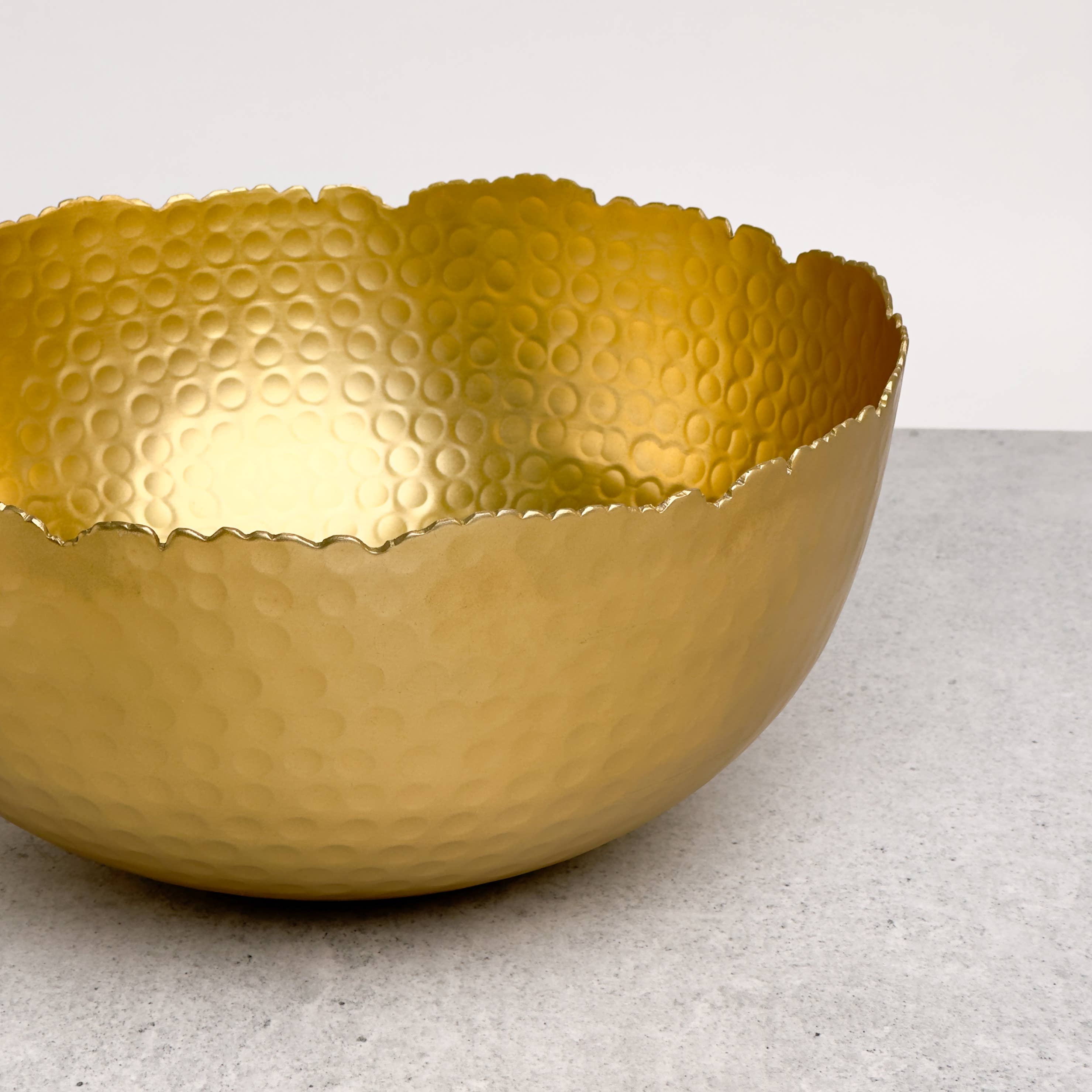 India Handicrafts Inc - Venta al por mayor Bandejas/platos/boles decorativos - Cuenco grande martillado dorado7