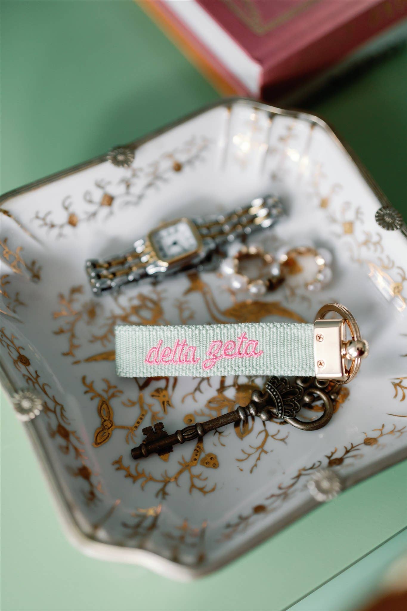 Gracefully Made Art – Porta-chaves - Mulher por atacado – Porta-chaves Bordado Delta Zeta, Irmandade2