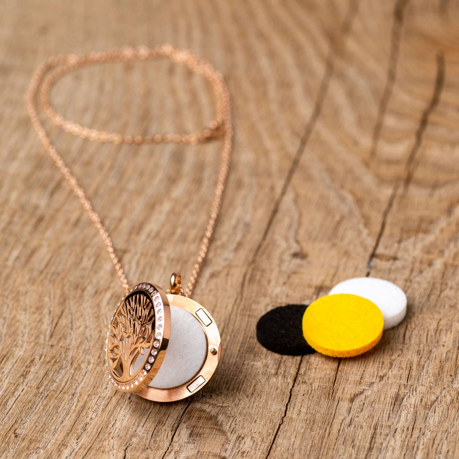 INNOBIZ – wholesale Aromatherapy necklace – Silvae: Aromatherapy Scented Necklace2