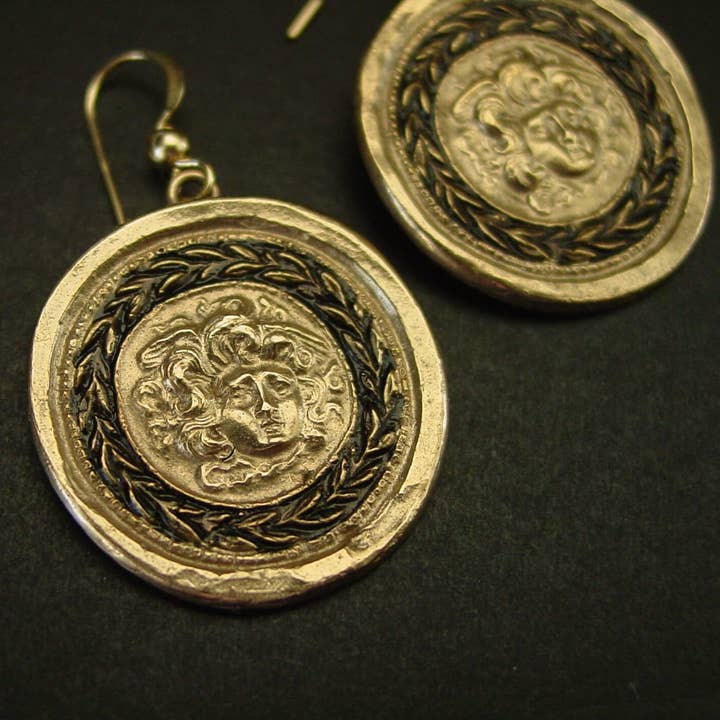 Boucles d'oreilles camée Medusa Shield pour la vente par Vis a Vis Jewelry