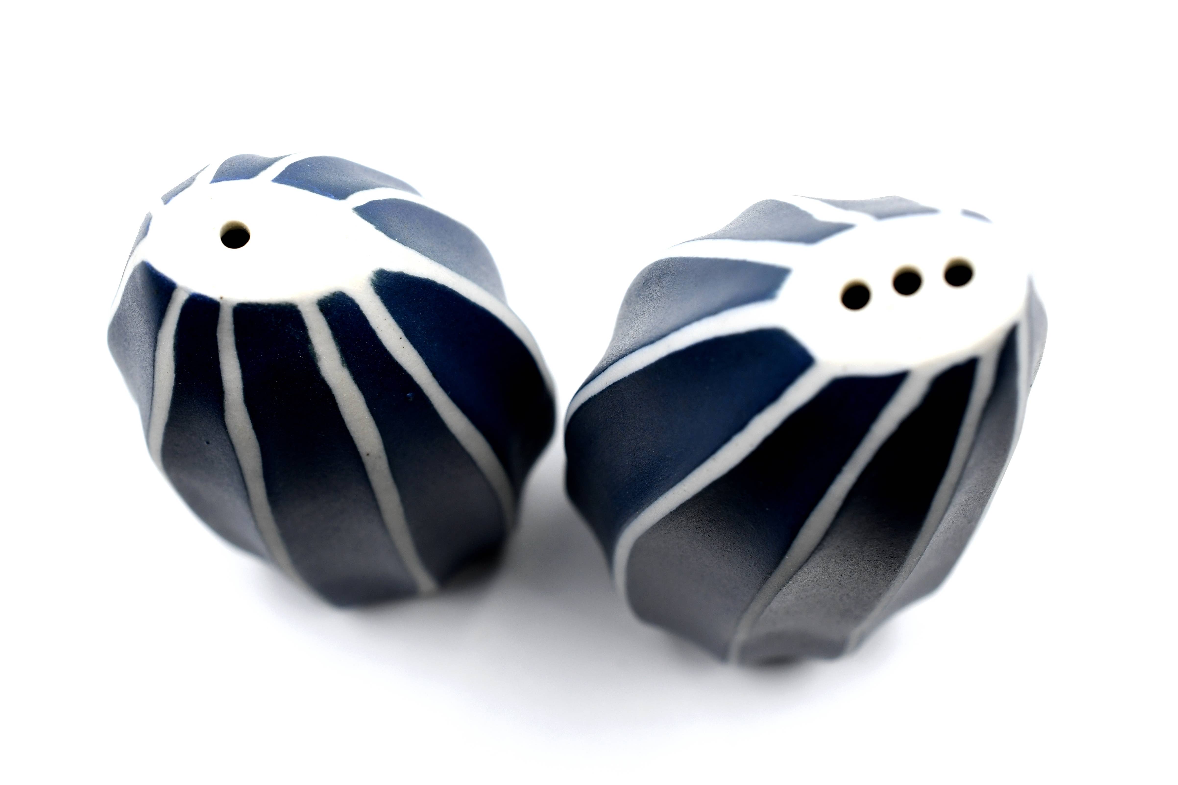 Art Floral Trading LLC - Wholesale Salt & Pepper Shaker Set - SP069BL6 Seda Handcrafted Porcelain Salt and Pepper Shaker Set5