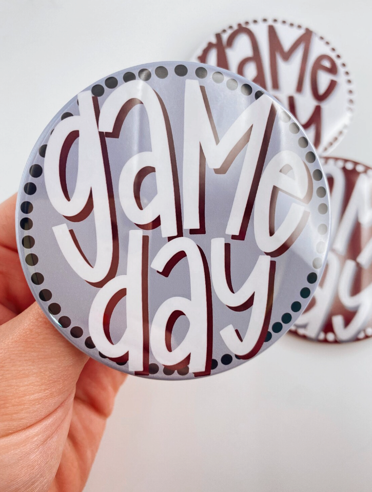 Tailgated Co. - Wholesale Reversspeld/knoop - Kastanjebruine Game Day Polka Dots op de achterklep | Game Day Pins3