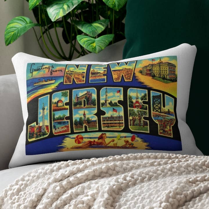 Coussin décoratif carte postale vintage du New Jersey 12x16" pour la vente par Daisy Mae Designs