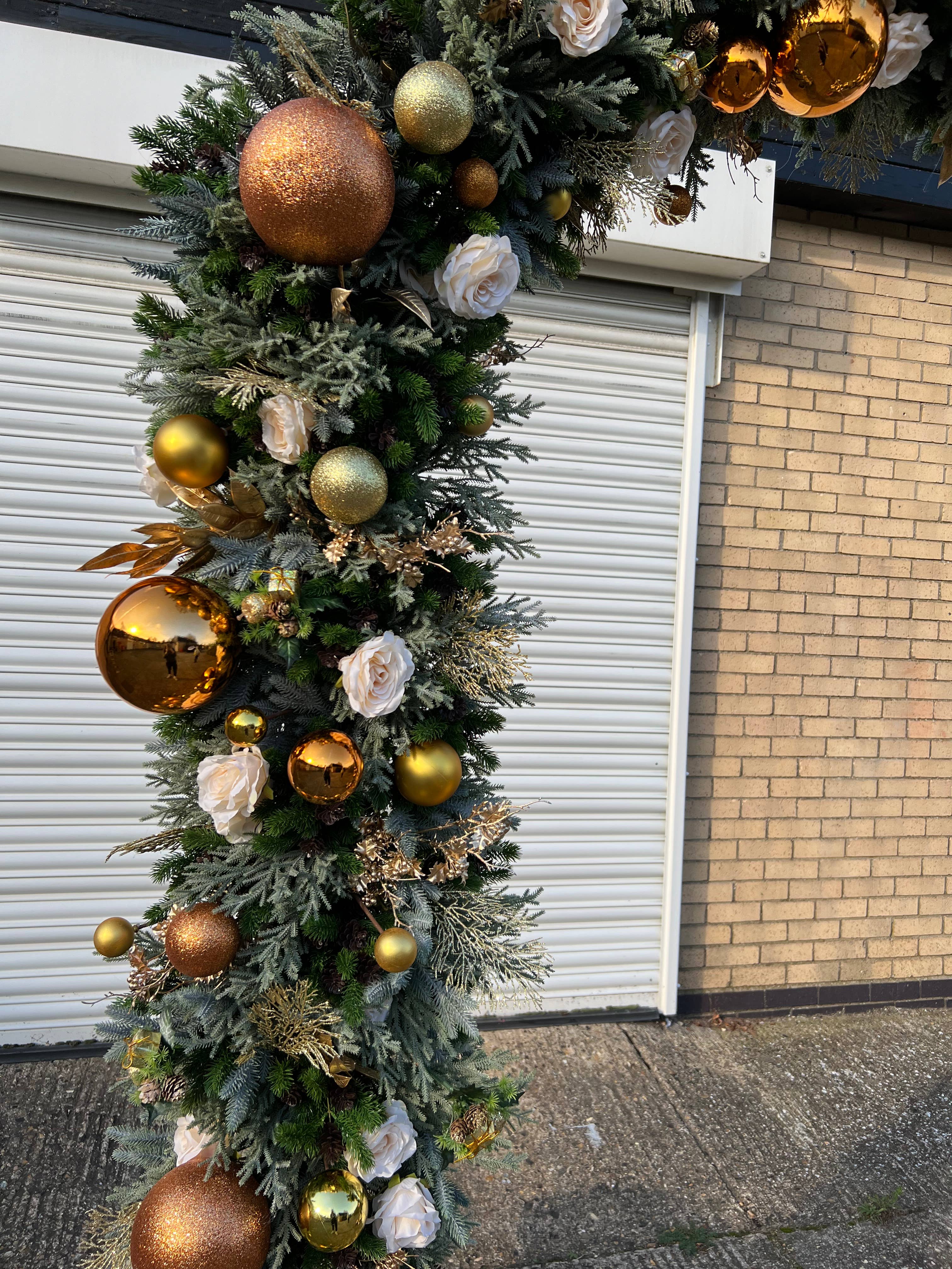 IVY CRUZ – wholesale Bunting/garland – Gold Christmas Garland, SHOP Front Gold Garland2