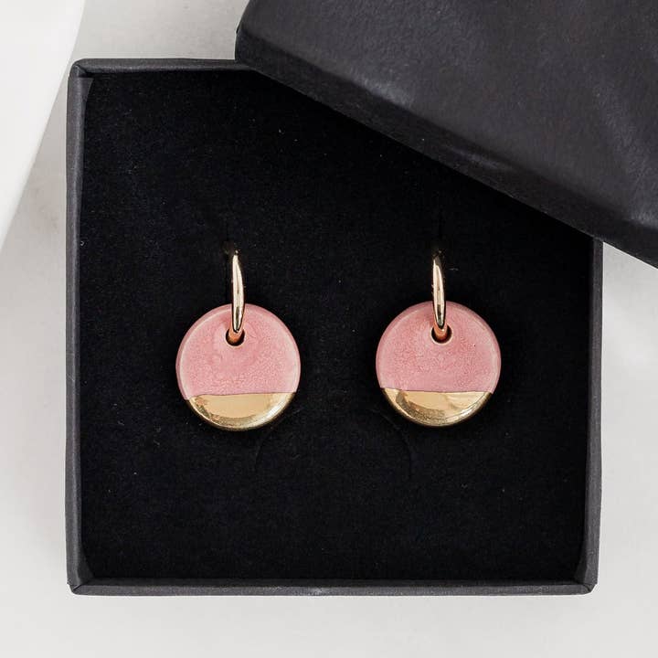 Charm circular mini de cerámica rosa con aros tipo huggie para venta al por mayor de White Rain Ceramics