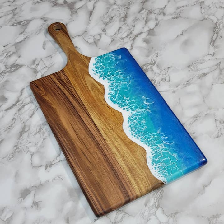 Stor handgjord hartsostbräda/Acacia Charcuterie Board för wholesale av Clair De Lune Resin Art