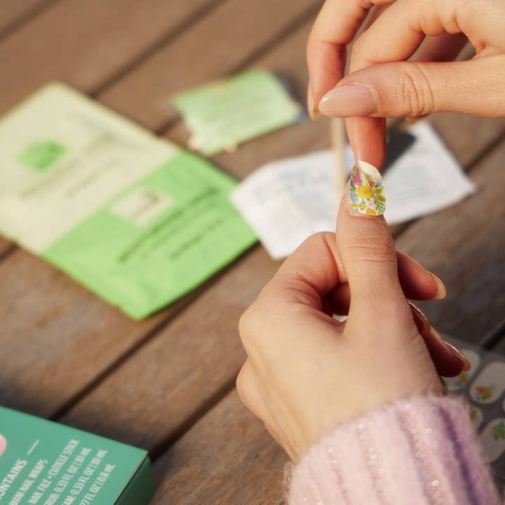 Studio Oh! - Wholesale Nailcare Set - Checkerboard Blooms Hand & Nail Spa Kit4