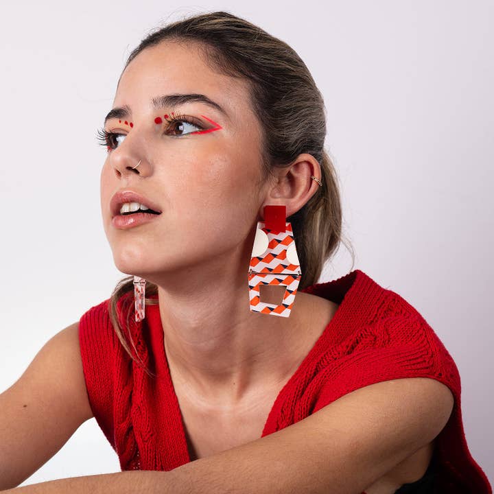 Brincos geométricos com padrão e acrílico vermelho/ branco #RH013 por atacado de Goiaba Design