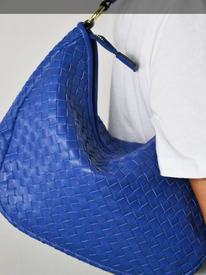 Borsa Hobo Intrecciata Blu Vibrante ITWORB JIJOU CAPRI per la vendita all'ingrosso da parte di JIJOU CAPRI