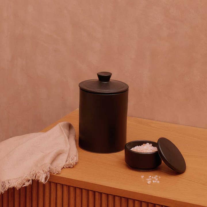 Handgemaakte keramische kanister voor wholesale door Apartment F - shipping from Austin, TX. No tariffs