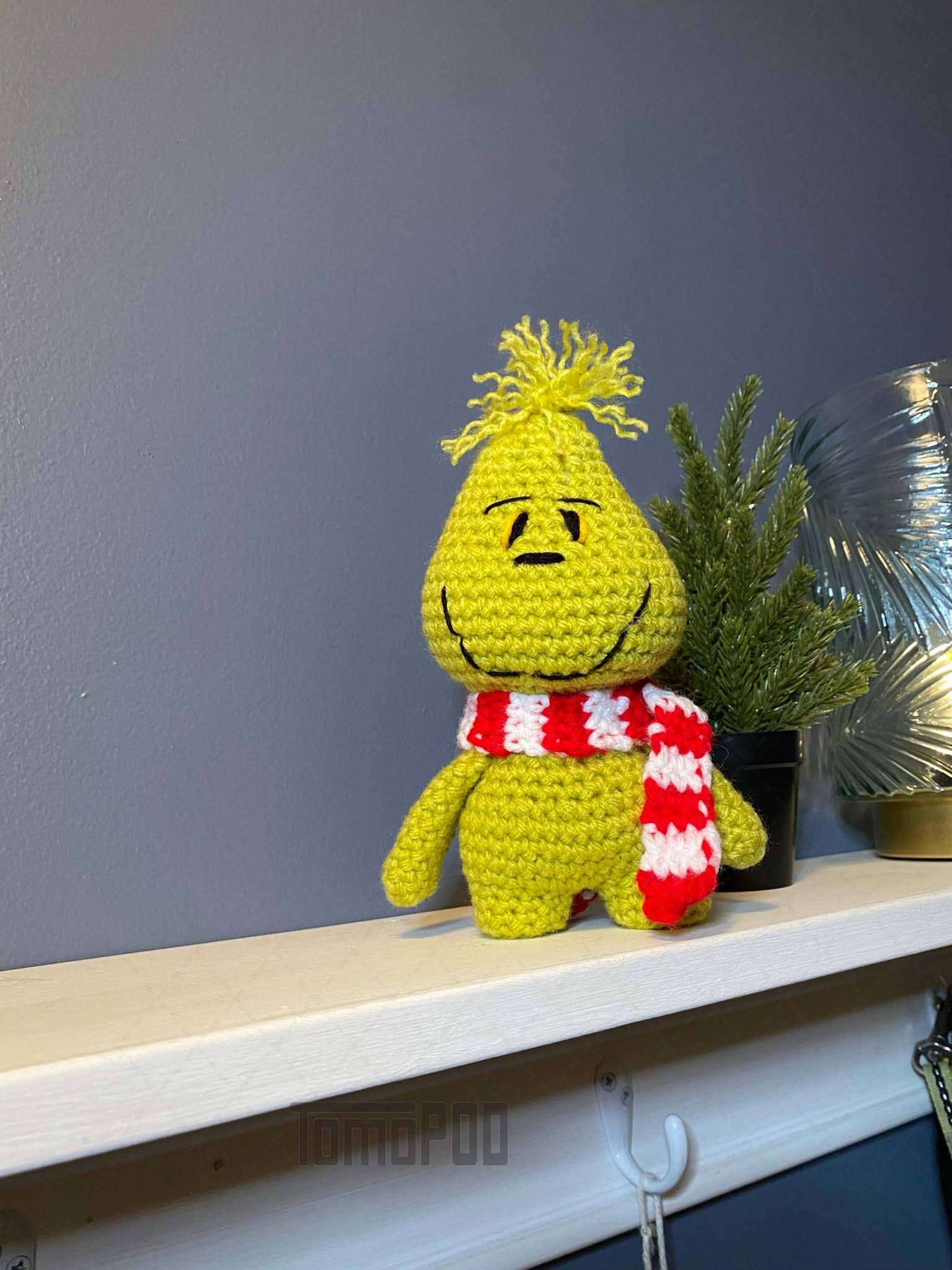 TOMOPOD LLC - Vente Peluche – enfant et bébé - Grinch au crochet, peluche Amigurumi, cadeau de Noël amusant3