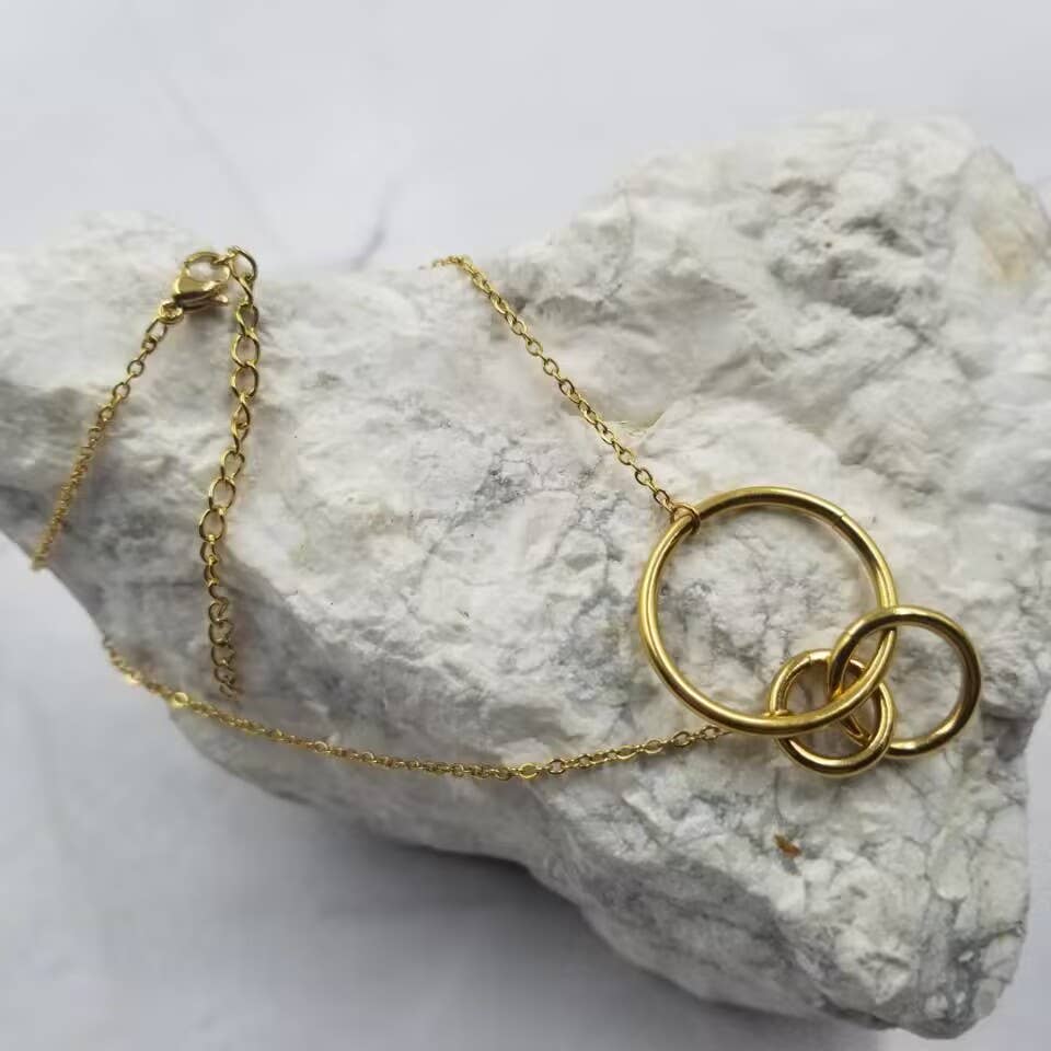 The Pretty Jewellery - Vente Colliers à pendentif - Collier à boucles de connexion en métal doré1