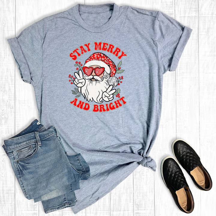 Retro Christmas Santa Stay Vrolijk en helder T-shirt met grafische print voor wholesale door The Way Down South