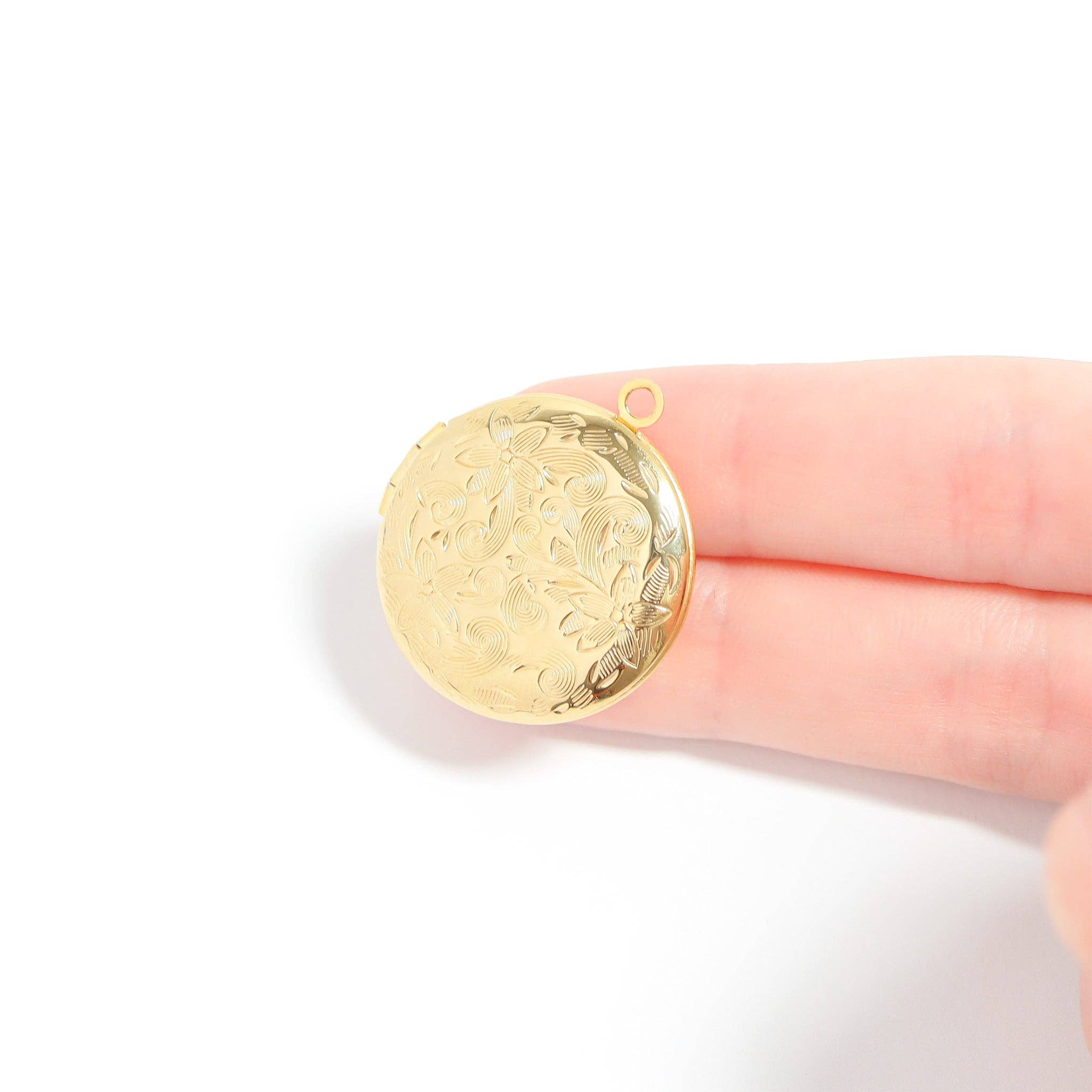 WJW - Wholesale Medaillonkettingen - Rond bloemmotief medaillon van 18K goud PVD-gecoate roestvrijstalen9