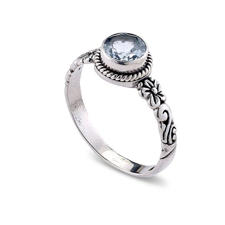 SS runda blå topas Ring med blommönster för wholesale av Eli Pebble