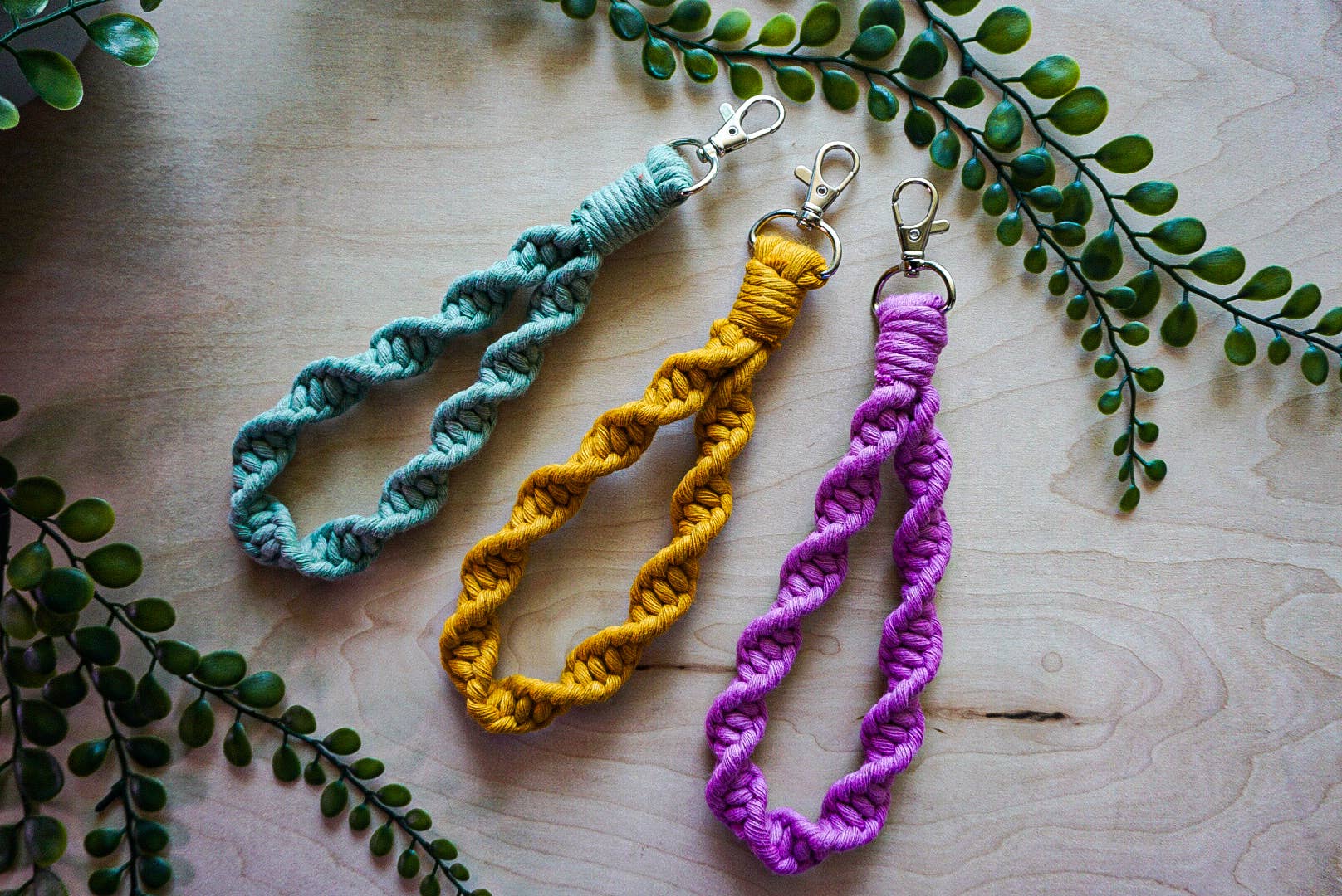 Why Knot - Wholesale Sleutelhanger - Dames - Spiraalvormige sleutelhanger met polsbandje - handgemaakte macramé-accessoires4