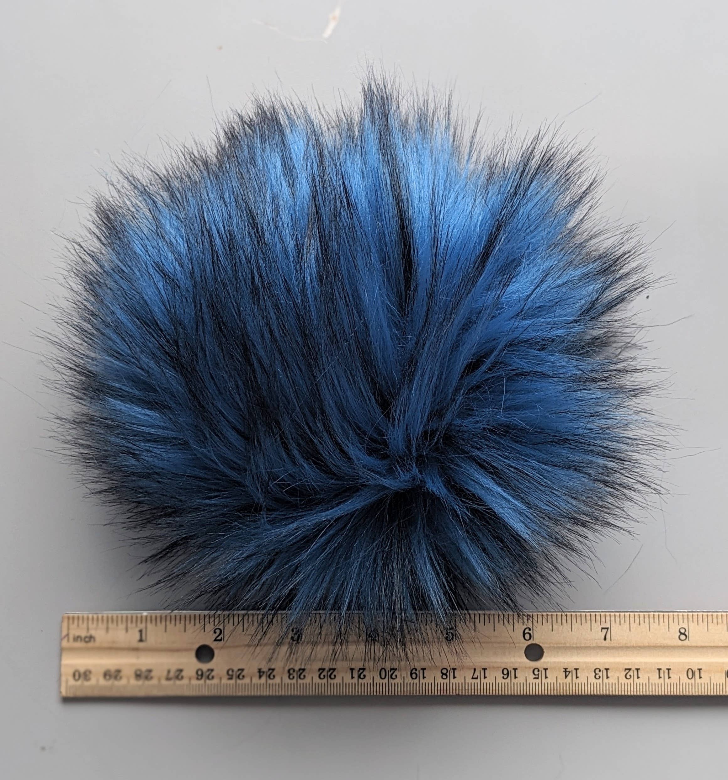 CountryStixCo - Vendita all'ingrosso Pompon - Pompon rimovibile in pelliccia sintetica da 17,8 cm - Blueberry Blue2