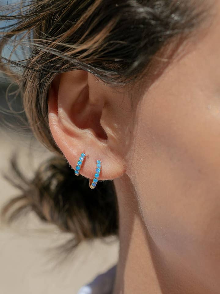 Blå Opal Huggie Hoop-örhängen - Kehaulani för wholesale av Ke Aloha Jewelry