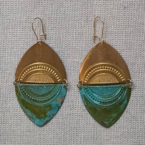 Boucle d'oreille Nata en vert-de-gris pour la vente par We Dream in Colour