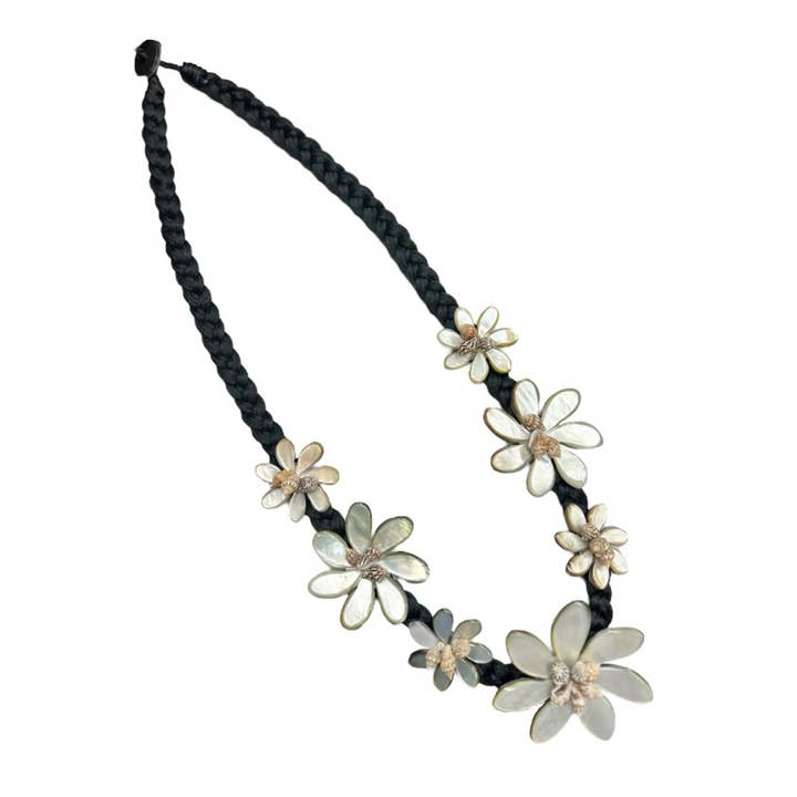 DK Hawaii - Vente Colliers à pendentif - Collier à pendentif en forme de fleur de tiaré sculptée en forme de nacre3