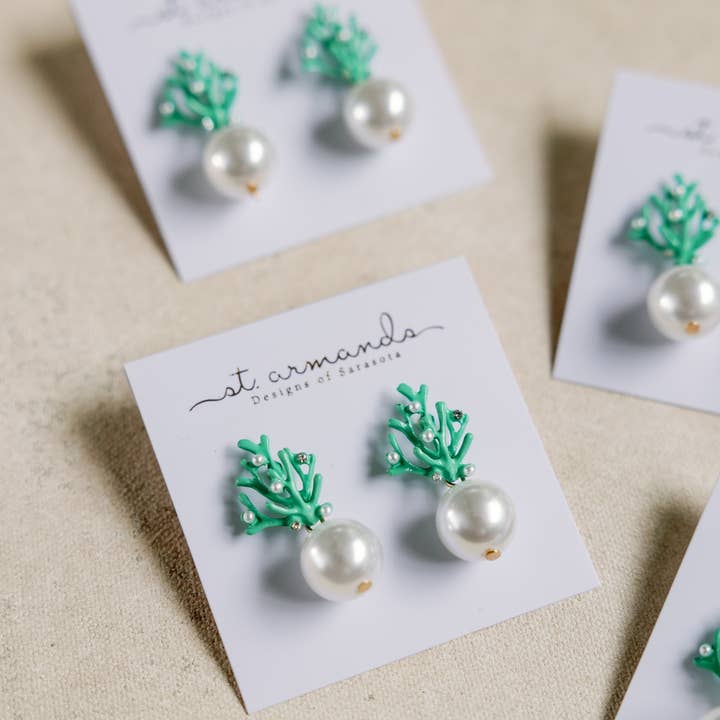 St Armands Designs of Sarasota - Vente Boucles d'oreilles pendantes - Mini-boucles d'oreilles tendance en corail turquoise et perles5
